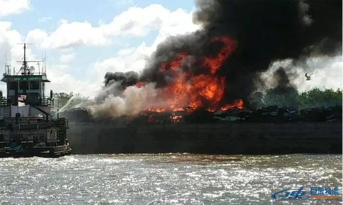 海運船莫比爾河兩艘駁船被火焰吞噬！濃煙滾滾！！！