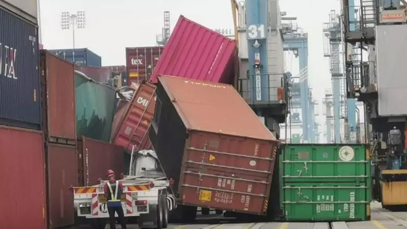 【安全事故】巴生北港一龍門吊鋼繩斷裂，拖車被砸，集裝箱掉落，安全才是重要的