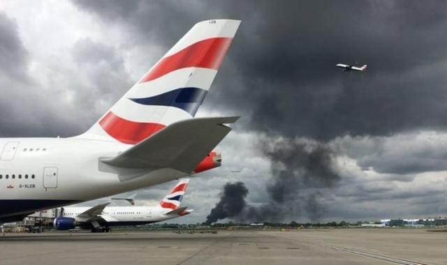 國際空運到英國注意了,英國希思羅機場附近發生爆炸,滾滾濃煙！